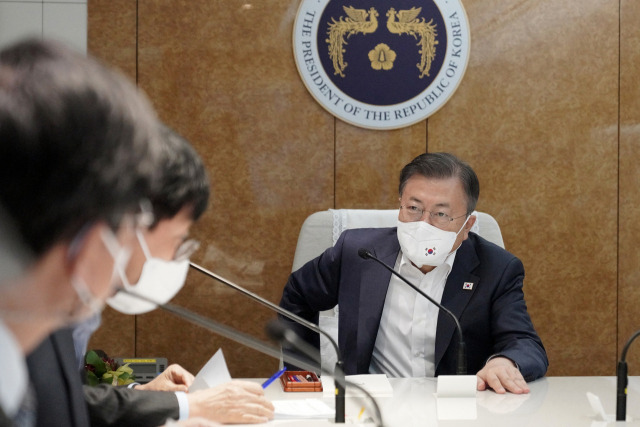 문재인 대통령이 15일 성남 서울공항에서 이륙 직후 신형 공군 1호기에서 회의를 하고 있다. /연합뉴스