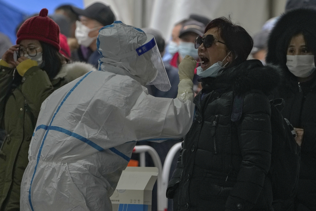 24일 중국 베이징에서 한 여성이 코로나19 진단 검사를 받고 있다./AP연합뉴스