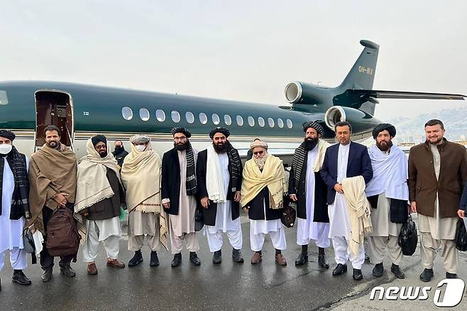 22일(현지시간) 노르웨이 오슬로로 출발하기 전 카불 국제공항에서의 탈레반 대표단. © AFP=뉴스1