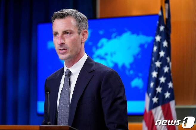 24일(현지시간) 네드 프라이스 미국 국무부 대변인이 기자회견을 하고 있다. © AFP=뉴스1