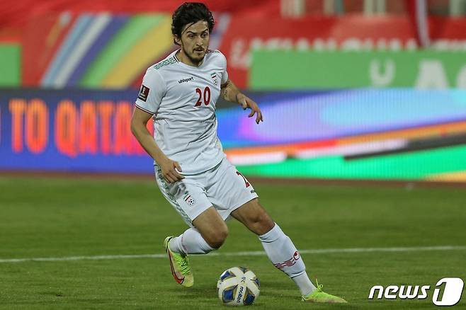 이란 국가대표 공격수 사르다르 아즈문이 코로나19에 확진됐다. © AFP=뉴스1