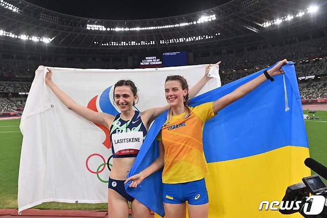 지난해 8월 도쿄 올림픽 당시 러시아 선수와 우크라이나 선수가 높이 뛰기 종목에서 금메달과 동메달을 따고 함께 포즈를 취하고 있다. © AFP=뉴스1 © News1 원태성 기자