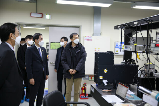 용홍택 과기정통부 차관(가운데)이 25일 대전 한국천문연구원을 방문, 연구 시설을 돌아보고 있다.