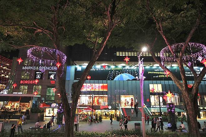 싱가포르의 쇼핑 거리인 오차드 스트리트의 야경. /트위터 캡처