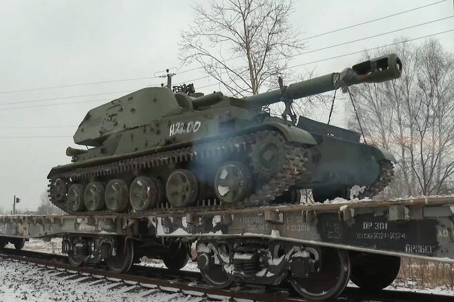 러시아와 우크라이나 간 군사적 긴장이 고조되고 있는 가운데 지난 24일(현지시간) 러시아군 탱크가 열차에 실려 이웃 국가 벨라루스의 역에 도착하고 있다. 러시아는 내달 10∼20일 우방인 벨라루스 영토에서 2단계로 나누어 합동 군사훈련을 할 예정이다. /연합뉴스