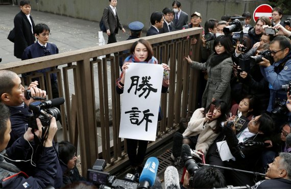 지난 2019년 12월 이토 시오리가 도쿄지방법원엔서 TBS 전 기자 야마구치 노리유키를 상대로 제기한 성폭력에 대한 손해배상 소송에서 승소한 뒤 '승소'라고 적힌 종이를 들고 취재진 앞에 서 있다. 로이터 뉴스1