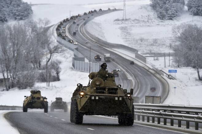 러시아가 2014년 우크라이나로부터 합병한 크림반도에서 지난 18일 러시아군 장갑차 행렬이 도로를 달리고 있다. AP 연합뉴스