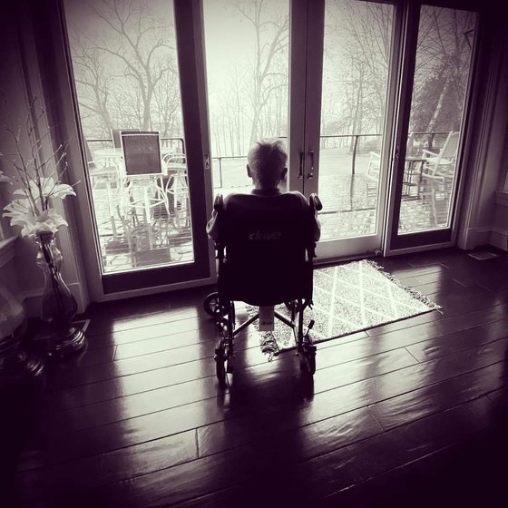 홍용식 인하대 명예교수가 미국 워싱턴 D.C. 자택에서 휠체어에 앉아 창밖을 내다보고 있다. [사진 데니스 홍 페이스북]