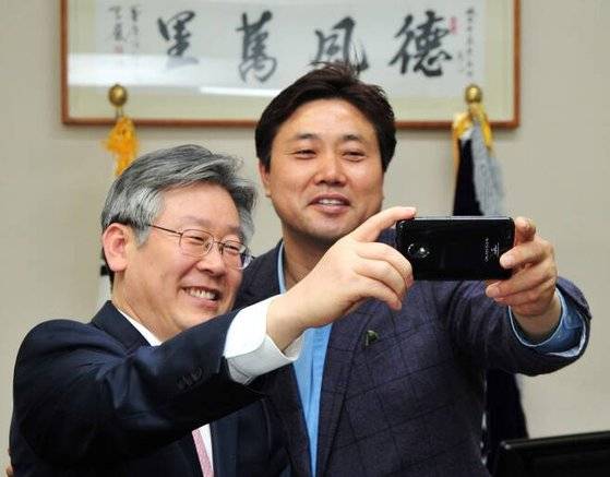 이재명 더불어민주당 대선 후보가 성남시장으로 재직하던 지난 2012년 3월 다문화가정 어린이들로 구성된 멘토리 야구단 성남 창단을 앞두고 양준혁 당시 단장과 면담을 가진 후 함께 사진을 찍고 있다. 사진=이재명 후보 블로그