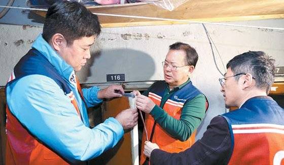 지난 2018년 자원봉사 홍보대사를 맡았던 양준혁야구재단 이사장(왼쪽)과 김부겸 행정안전부 장관의 자원봉사 모습. 사진=한국중앙자원봉사센터