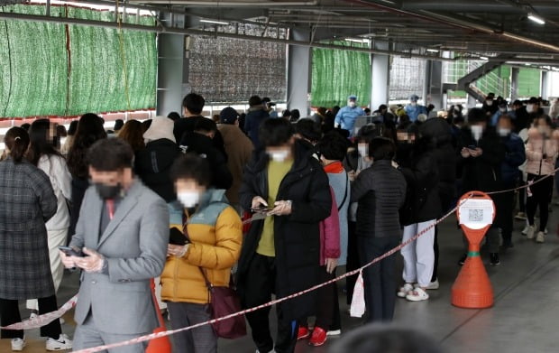 25일 오후 광주 북구보건소 선별진료소에서 코로나19 검사를 하려는 시민들이 줄 서 대기하고 있다. /사진=연합뉴스