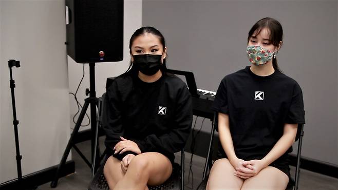 Christina Opie (right) and Jade de Perio talk about their experience training to become K-pop idols at the K-Pop Center. (Picture by Choi Ji-won/ The Korea Herald)