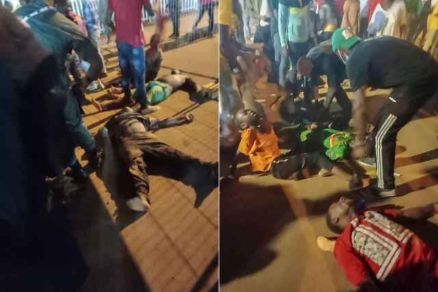 아프리카 네이션스컵 16강전을 개최한 24일(현지시간) 카메룬 수도 야운데 올렘베스타디움으로 인파가 한꺼번에 몰리면서 최소 8명이 사망하는 사고가 발생했다. 사진은 경기장 밖으로 옮겨진 부상자들. AP연합뉴스