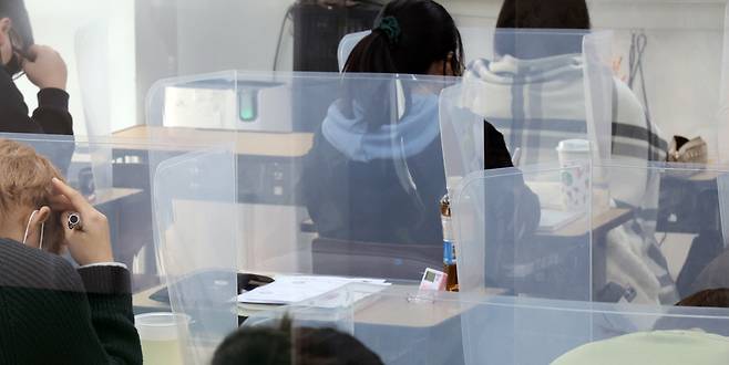 18일 서울 한 학원 모습. 정부는 이날부터 학원 등 6가지 시설의 방역패스를 해제했다. / 사진 = 연합뉴스