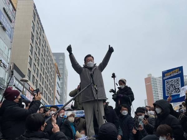 이재명 더불어민주당 대선후보는 25일 오후 경기 남양주 다산선형공원을 찾아 시민들과 소통했다. [변덕호 기자]