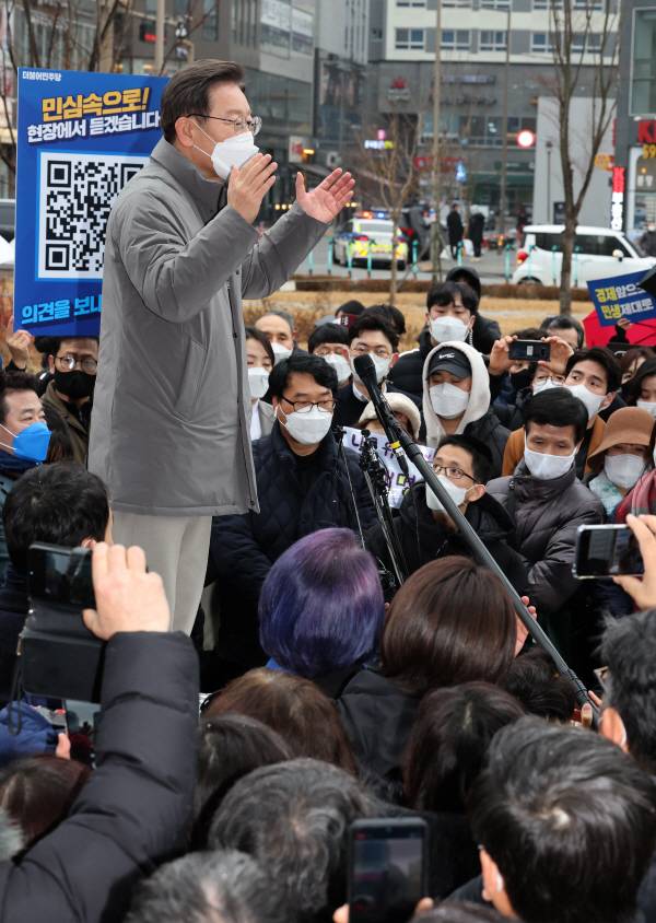 이재명 더불어민주당 대선후보가 25일 경기도 남양주시 다산동 다산선형공원을 방문, 즉석연설을 통해 지지를 호소했다. [사진 출처 = 연합뉴스]