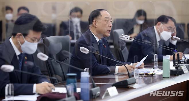 [세종=뉴시스] 강종민 기자 = 홍남기 부총리 겸 기획재정부 장관이 25일 오전 정부세종청사에서 열린 대외경제장관회의 및 대외경제협력기금운용위원회에서 모두발언을 하고 있다. 2022.01.25. ppkjm@newsis.com