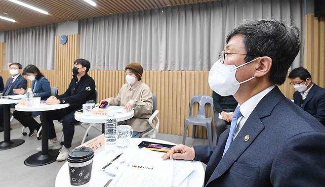 [세종=뉴시스] 안도걸 기획재정부 2차관이 25일  오전 서울 공릉 행복주택을 방문해 '청년 행복 간담회'를 진행하면서 발언하고 있다. (사진=기획재정부 제공) *재판매 및 DB 금지