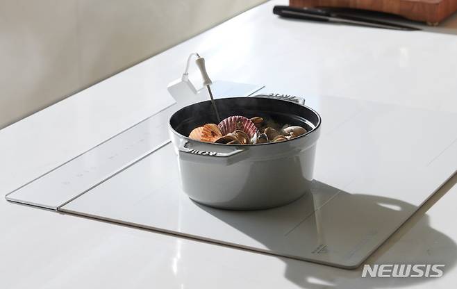 [서울=뉴시스] 쿠쿠전자 3구 화이트 셰프스틱 인덕션. (사진=쿠쿠전자 제공) 2022.01.25. photo@newsis.com