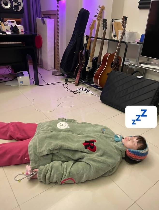 [서울=뉴시스] 'AOA 탈퇴' 지민, 차가운 돌바닥에 누워서 잠 청하는 중..."짠하네" 2022.01.25 (사진=지민 SNS 제공) photo@newsis.com*재판매 및 DB 금지 *재판매 및 DB 금지