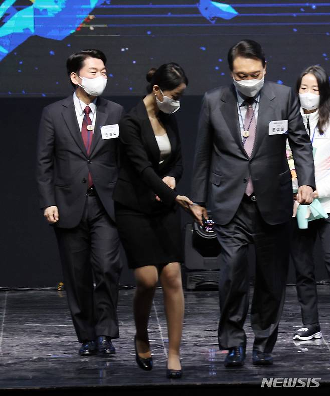 [서울=뉴시스] 국회사진기자단 = 윤석열 국민의힘 대선 후보와 안철수 국민의당 대선 후보가 25일 서울 송파구 올릭픽공원 올림픽홀에서 열린 2022 제24회 베이징동계올림픽대회 대한민국 선수단 결단식에서 기념촬영을 마친 후 자리로 돌아가고 있다. 2022.01.25. photo@newsis.com