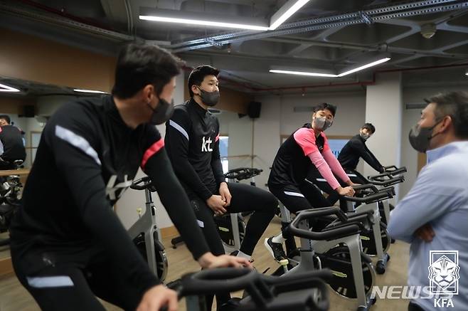 [서울=뉴시스]축구대표팀 실내 훈련. (사진=대한축구협회 제공)