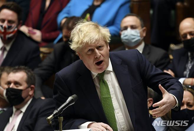 [런던=AP/뉴시스] 보리스 존슨 영국 총리가 19일(현지시간) 런던 하원에서 열린 총리 질의 시간에 발언하고 있다. 존슨 총리는 '코로나19 봉쇄 중 파티 참석' 논란으로 의회에서 사임 요구를 받았으나 이를 거부했다. 2022.01.20.