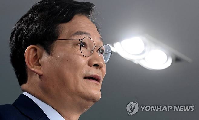 송영길 긴급 기자회견 (서울=연합뉴스) 이정훈 기자 = 더불어민주당 대표가 25일 오전 서울 여의도 당사에서 긴급 기자회견을 하고 있다. 2022.1.25 [국회사진기자단] uwg806@yna.co.kr