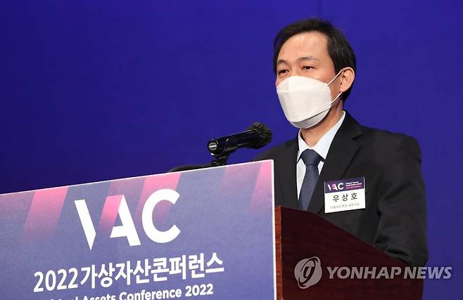 이재명 축사 대독하는 우상호 (서울=연합뉴스) 더불어민주당 우상호 의원이 20일 오전 서울 중구 웨스틴조선호텔 그랜드볼룸에서 열린 "혁신, 도전, 미래" 조선비즈 2022 가상자산 콘퍼런스에 참석, 더불어민주당 이재명 대선 후보의 축사를 대독하고 있다. 2022.01.20 [국회사진기자단] uwg806@yna.co.kr