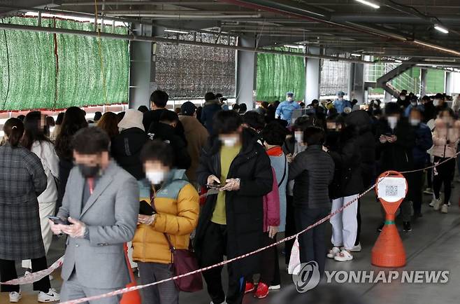 선별진료소에 줄 선 시민들 (광주=연합뉴스) 조남수 기자 = 25일 오후 광주 북구보건소 선별진료소에서 코로나19 검사를 하려는 시민들이 줄 서 대기하고 있다. 2022.1.25 iso64@yna.co.kr