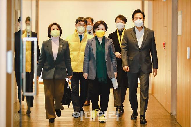 심상정(가운데) 정의당 대선 후보가 26일 오후 서울시청에서 오세훈(오른쪽 첫번째) 시장과 만나 이동하고 있다. (사진= 정의당)