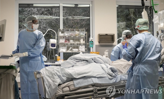 독일 병원에서 환자를 돌보는 의료진 모습 〈사진=연합뉴스〉
