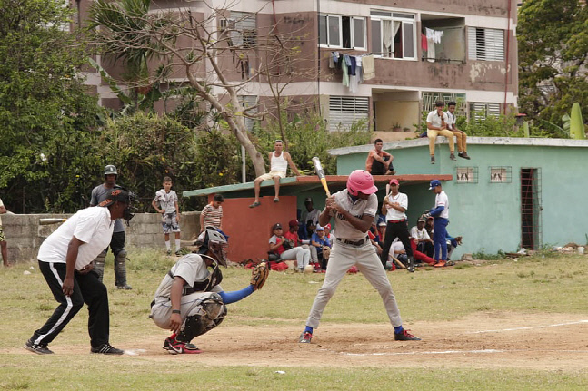 쿠바 하바나의 한 마을에 있는 간이 야구장. 이른바 동네야구를 할 수 있는 야구장인데 타자 뒤로 관중석을 겸한 더그아웃이 눈길을 끈다.