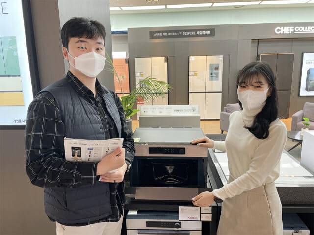 전자랜드 파워센터 용산본점에서 고객들이 전기 오븐을 살펴보고 있다.(사진=전자랜드)