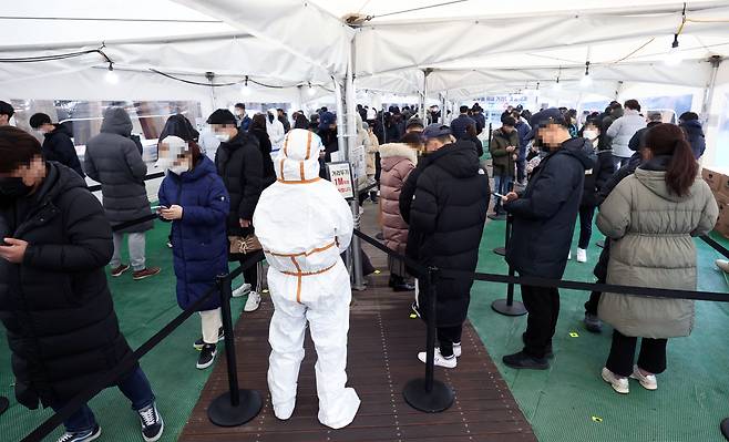 오미크론 확산으로 연일 신규 확진이 최다를 기록 중인 26일 오전 서울 송파구 송파구보건소 선별진료소에서 시민들이 신종 코로나바이러스 감염증(코로나19) 검사를 받기 위해 대기하고 있다. /연합뉴스