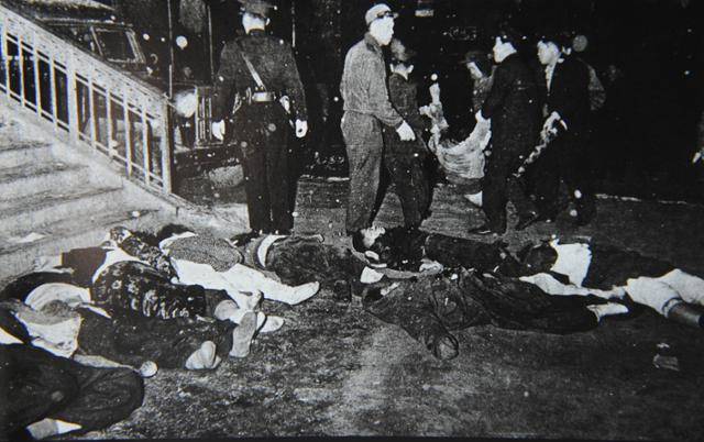 설날을 이틀 앞둔 1960년 1월 26일 밤, 서울역에는 평소보다 세 배 많은 4,000여 명의 귀성인파가 몰려들었다. 출발시간보다 늦게 개찰한 역에서 탑승객들은 기차를 놓치지 않기 위해 승강장을 향해 달리기 시작했고 계단으로 몰린 사람들이 도미노처럼 넘어지기 시작했다. 엄동설한에 계단 곳곳이 빙판으로 변해 있었고 승객들은 속수무책으로 넘어지고 깔렸다. 희생자 다수는 부녀자였다. 고 정범태 기자 제공