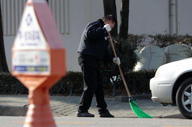 서울 양천구의 한 아파트단지에서 한 경비원이 청소를 하고 있다. 뉴스1.
