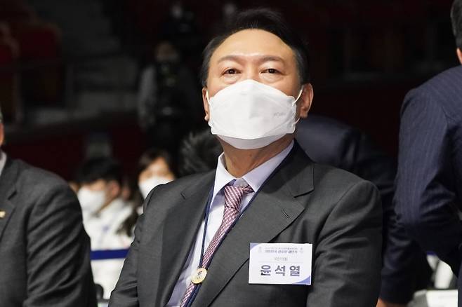 윤석열 국민의힘 대선후보가 25일 서울 송파구 올림픽공원 올림픽홀에서 열린 2022 제24회 베이징동계올림픽대회 대한민국 선수단 결단식에 참석해 있다. 임형택 기자