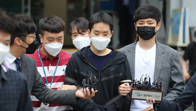 아동·청소년이 포함된 남성들을 유인해 성착취물을 제작·판매한 김영준이 지난해 6월11일 검찰로 송치되기 위해 서울종로경찰서를 나서고 있다. 연합뉴스
