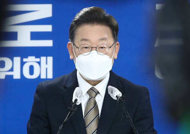 더불어민주당 이재명 대선 후보가 26일 오전 서울 여의도 중앙당사에서 기자회견을 열고 정치혁신 구상을 발표하고 있다. [국회사진기자단]