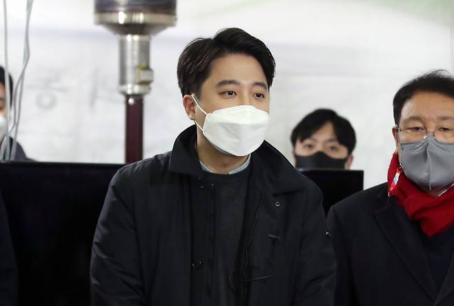 지난 25일 오후 광주 서구 화정아이파크 붕괴 현장에서 국민의힘 이준석 대표가 실종자 가족들을 만나고 있다. [연합]