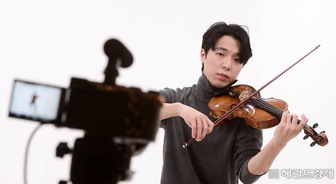 국내 크리에이터 1세대인 준커리안은 바이올린으로 K팝을 비롯한 다양한 장르의 대중음악을 연주하며 높은 인기를 모으고 있다. 넷플릭스 최고 히트작 ‘오징어게임’의 ‘무궁화꽃이 피었습니다’를 연주한 영상은 조회수 346만9000회, 바밤바송은 715만8000회를 기록했다. 이상섭 기자