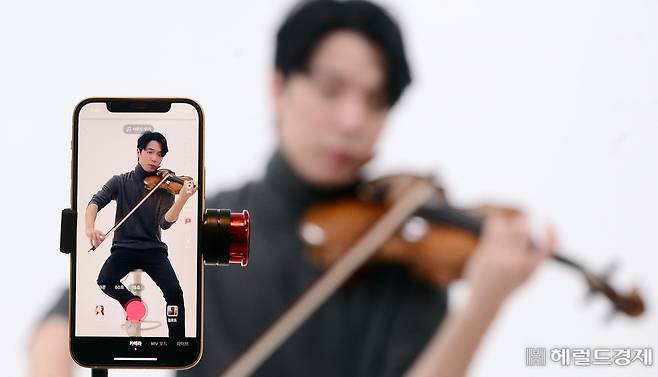 준커리안이 유튜브에 영상 콘텐츠를 처음 올린 것은 2011년이었다. 당시 국내 유튜브에서 음악을 다루는 사용자는 ‘천재 소년’으로 이름을 알린 기타리스트 정성하와 바이올린을 연주하는 준커리안뿐이었다. 이상섭 기자