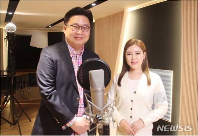 [서울=뉴시스] 서경덕 성신여대 교양학부 교수와 가수 송가인이 아리랑을 전 세계에 홍보한다. 사진은 서경덕 교수(왼쪽)와 송가인. (사진=서경덕 교수팀 제공) 2022.01.26. photo@newsis.com *재판매 및 DB 금지