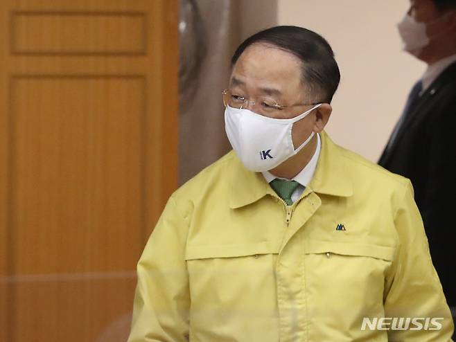 [서울=뉴시스] 김명원 기자 = 홍남기 경제부총리 겸 기획재정부 장관. (공동취재사진) 2022.01.26. photo@newsis.com