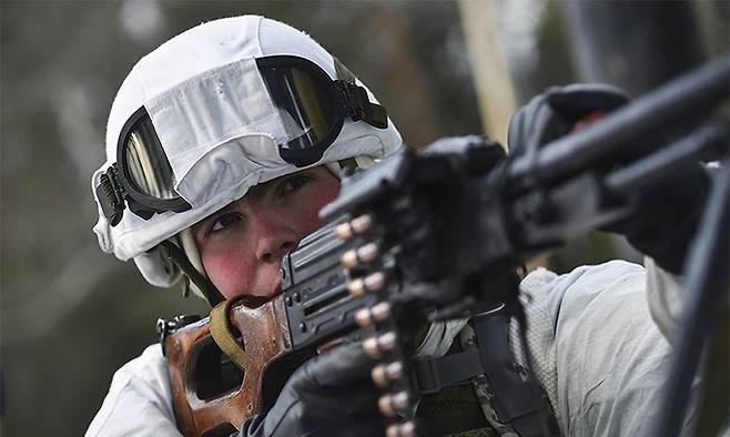 러시아군의 한 병사가 지난 25일(현지시간) 러시아 모스크바 지역 골로벤키 훈련장에서 군사훈련을 하고 있다. 모스크바=AP뉴시스
