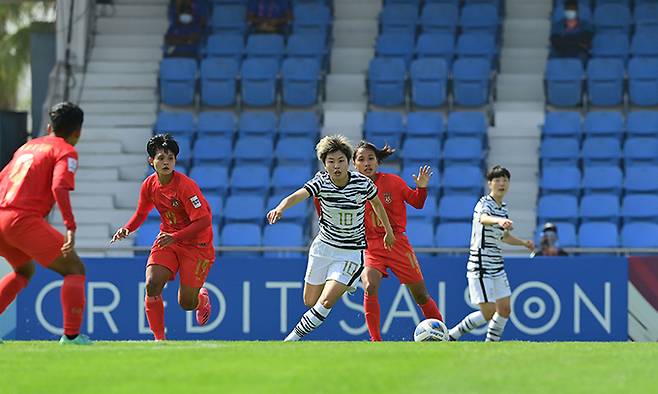 2022 여자 아시안컵에 나서고 있는 한국 여자축구대표팀의 지소연이 지난 24일 미얀마와의 경기에서 상대 수비를 뚫고 드리블하고 있다. 대한축구협회 제공