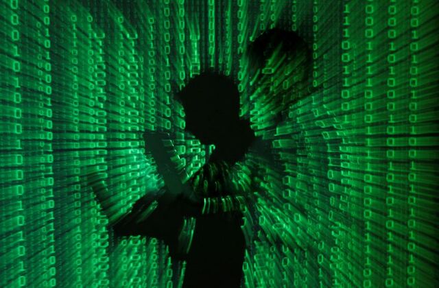 2013년 6월 24일 폴란드 바르샤바의 한 사무실에서 일하는 남성이 노트북 컴퓨터를 들고 있는데 2진법 코드가 펼쳐지는 모습을 일러스트레이션으로 표현했다.로이터 자료사진