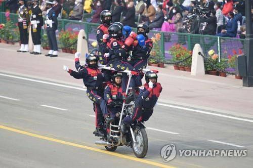인도 국경수비대가 선보인 오토바이 행진 (뉴델리 AFP=연합뉴스) 26일(현지시간) 인도 수도 뉴델리에서 열린 리퍼블릭 데이 행사에서 오토바이 행진 묘기를 선보인 인도 국경수비대. 2022.1.26 photo@yna.co.kr