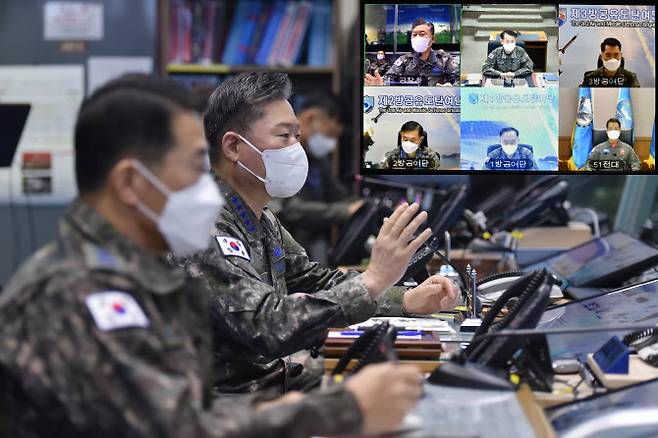 원인철 합동참모의장이 27일 한국항공우주작전본부 지휘소에서 미사일 대응작전을 수행하는 작전지휘관들과 화상회의를 하고 있다. (사진=합참)